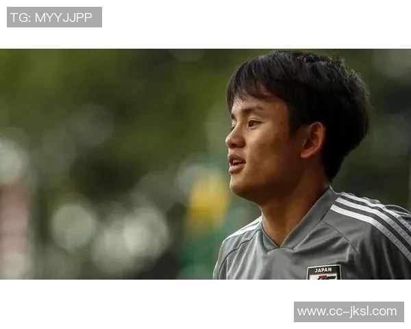 刚满18岁的小伙学驾照女友驾车送他去巴萨训练场